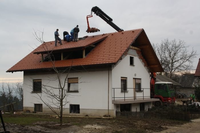 Včeraj so pri Hočevarjevih potekala zadnja dela na strehi. (Foto: J. A.)