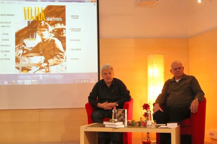 Knjigo Vojak sta v Knjižnici Mirana Jarca  predstavila Janez Žerovc, ki je poiskal Prešernove zapiske in jih  poskrbel za objavo, in Franci Černe. (Foto: I. Vidmar)