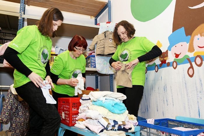 Tako so Krkine prostovoljke lani pomagale pri pripravi paketov pomoči Karitas. (Foto: arhiv DL)