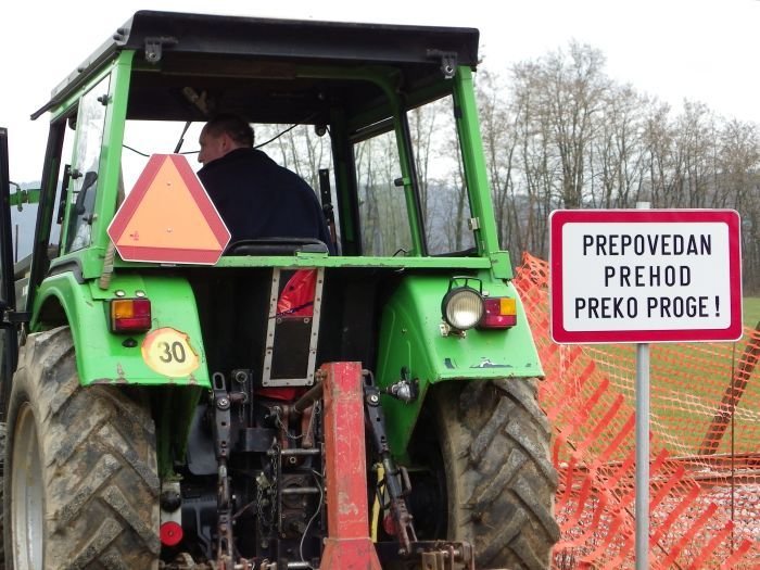 Razburjeni kmetje s traktorji ne smejo na prehod čez železniško progo v Slovenski vasi, ki so ga uporabljali desetletja. (Foto: J. S.)
