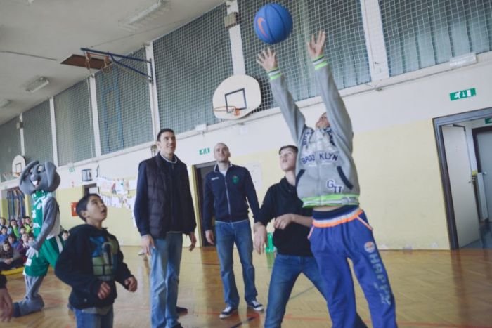 FOTO: Košarkarji obiskali učence OŠ Dragotin Kette