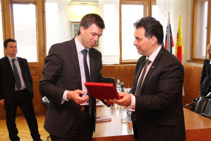 Novomeški župan Gregor Macedoni in predsednik državnega sveta Mitja Bervar sta si izmenjala spominska darila. (Foto: M. Ž.)