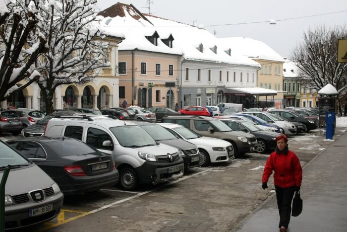 Glavni trg, kjer zdaj kraljujejo avtomobili, bi po prenovi radi spet namenili pešcem. (Foto: B. B.)