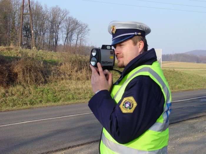 Policisti bodo poostrili nadzor hitrosti voznikov v naseljih. (Foto: arhiv DL)