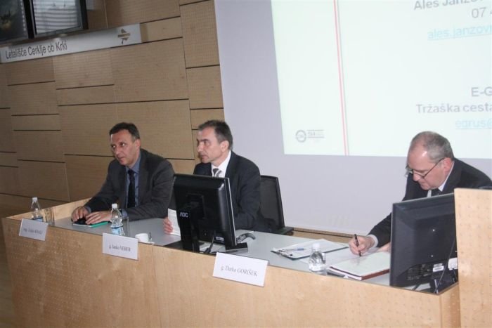 Minister Janko Veber (V sredini) je pozval podjetja k vključevanju v obrambno industrijo. Direktor direktorata za logistiko Željko Kralj (levo) je obljubil pomoč pri vključevanju in pridobivanju razpisnega denarja. (Foto: M. L.)