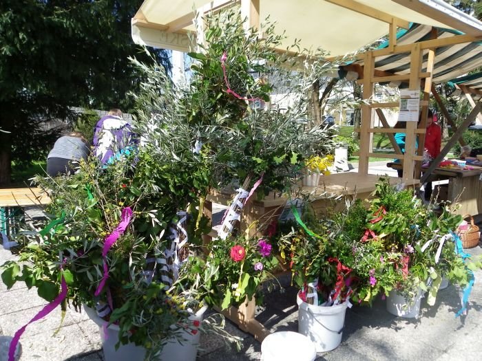 Trebanjska kmečka in rokodelska tržnica je bila včeraj v znamenju cvetne sobote. (Foto: J. S.)