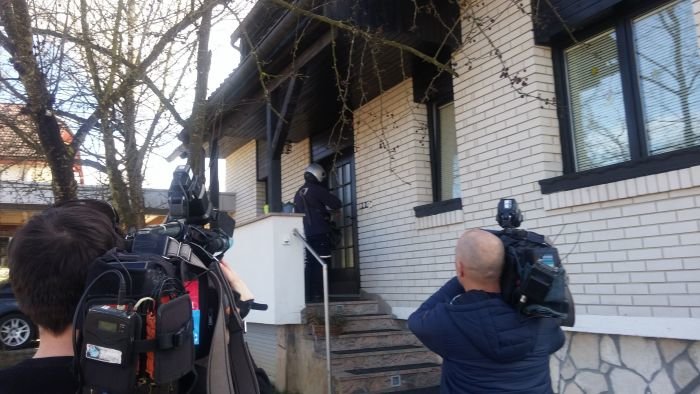 FOTO: Preiskovalci  NPU pridržali eno osebo; kriminalisti na domu Goletove