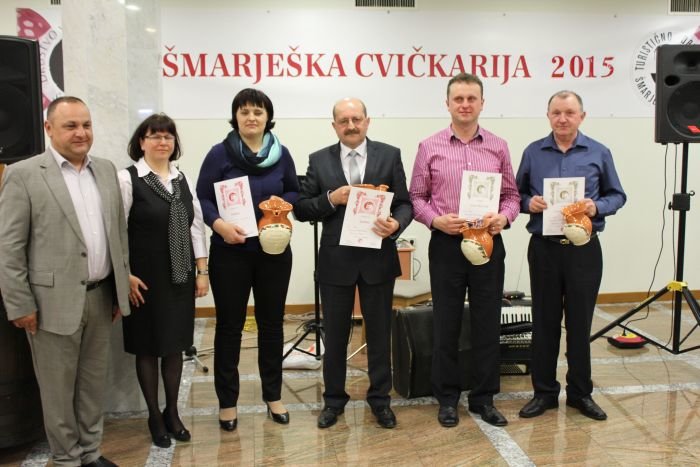 Najboljši vinogradniki, na levi predsednik DV Šmarjeta Simon Štukelj ter županja Bernardka Krnc.