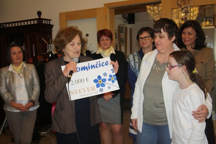Štefka Kučan (levo) je v imenu Spominčic izročila listino o darilu Karmen Vegelj (desno). (Foto: M. L.)
