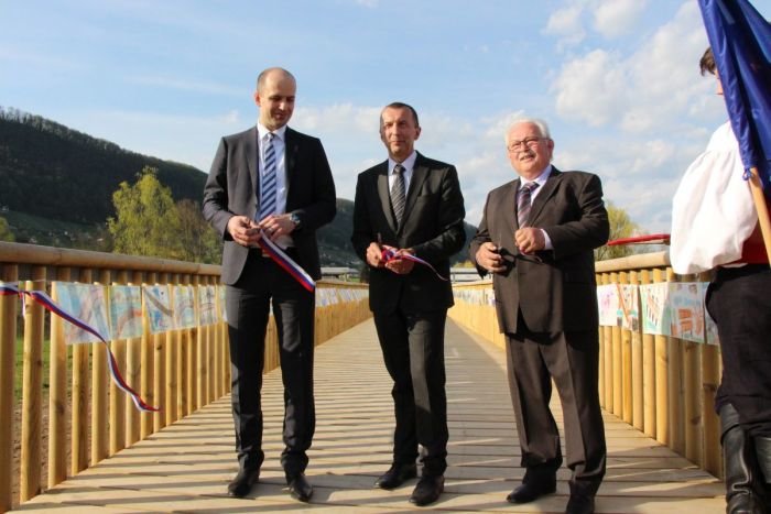 Most so odprli (z desne) nekdanji in sedanji straški župan Alojz Knafelj in Dušan Krštinc ter predsednik uprave novomeškega CGP-ja Martin Gosenca. (Foto: M. Ž.)