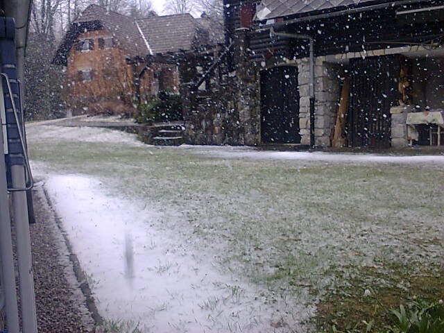Tudi sneg je včeraj padal ponekod, denimo na Gačah. (Foto: B. S. Š.)