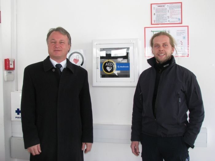 Direktor kočevske družbe Kovinar Alojz Ivančič (na levi) ob predaji defibrilatorja ZD Kočevje pred nekaj leti. (Foto: M. L.-S., arhiv DL)