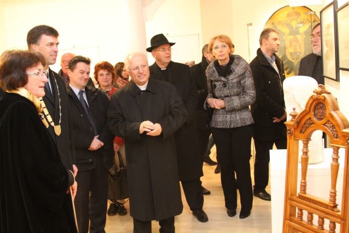 Zgodovinarka Majda Pungerčar je v imenu avtorjev razstavo predstavila županu, škofu in drugim najvišjim gostom. (Foto: I. Vidmar)
