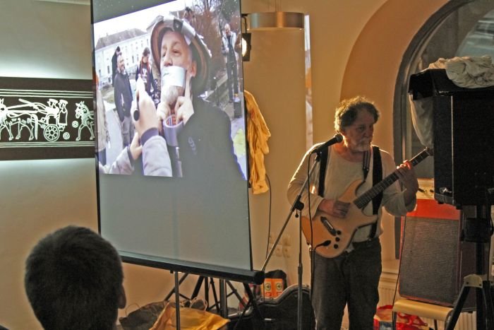 Brecelj je posnetke svojega performansa v Novem Sadu spremljal s kitaro. (Foto: I. Vidmar)
