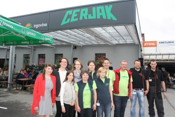 Lastnica trgovine Polona Cerjak Brod (v drugi vrsti druga z leve) poudarja, da so v podjetje vpeti vsi družinski člani in devet zaposlenih. (Foto: M. L.)