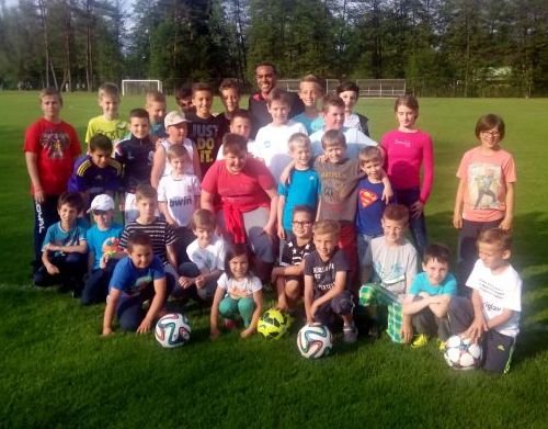 Kapetan NK Maribor Marcos Tavares se je z mladimi v Kočevju tudi slikal.