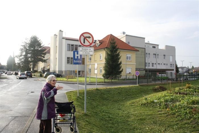 Urgentni center Brežice (v ozadju desno) so uredili v prizidku bolnišnice. (Foto: M. L.)