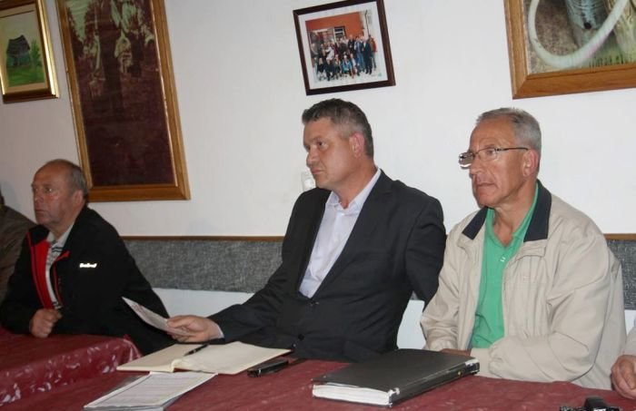 Predsednik zveze Matjaž Jakše (v sredini) je opozoril na zmanjševanje skupnih površin vinogradov. (Foto: M. L.)