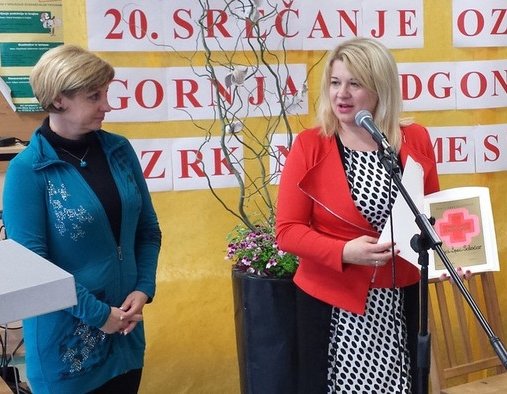 Predsednica OZRK Mojca Špec Potočar je prevzela zlati znak RKS iz rok generalne sekretarke  Renate Brunskole. (Foto: RKS)
