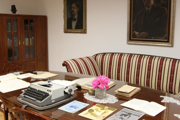 Komeljeva soba z njegovim pisalnim strojem. (Foto: I. Vidmar)
