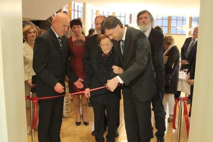 Komeljevo sobo so odprli direktor knjižnice Borut Novak, žena Marina Komelj in novomeški župan Gregor Macedoni. (Foto: I. Vidmar)