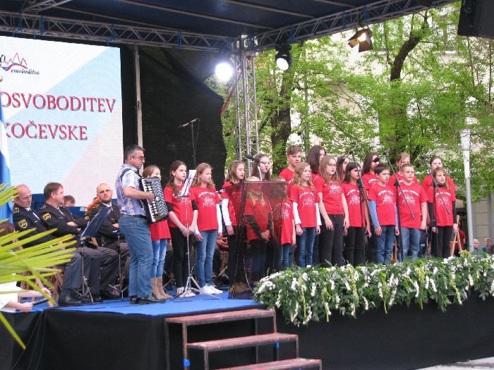 Otroški pevski zbori vseh treh kočevskih osnovnih šol so prepevali partizanske pesmi. (Foto: M. L.-S.)