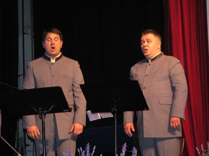 Jubilejni koncert Prijateljev je bil tudi poslovilni koncert zborovodje Matevža Novaka (desno). (Foto: M. L.-S.)