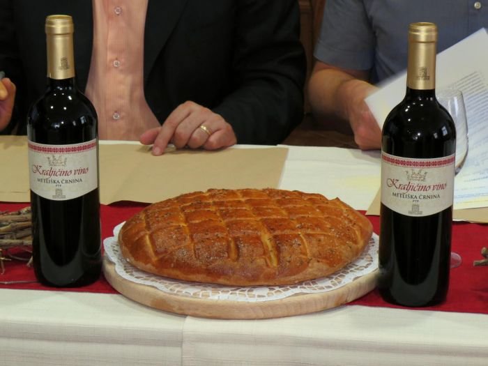 Protokolarno vino kraljice metliške črnine Katje Jakljevič je zadružno vino