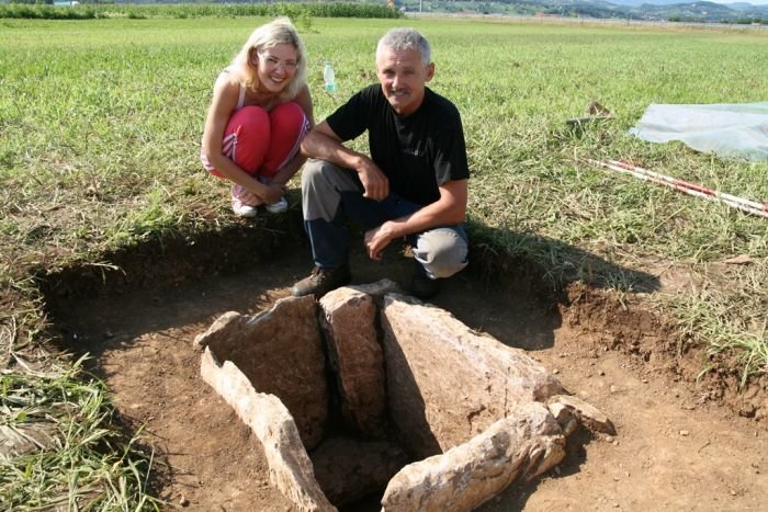 Alojz Bogolin in njegova hči poleg rimskodobne najdbe