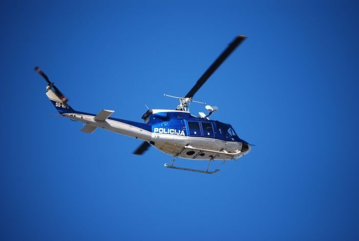 Na kraj je včeraj odhitelo več patrulj, območje Kočevja je ves čas preletaval tudi policijski helikopter. (Foto: arhiv DL)