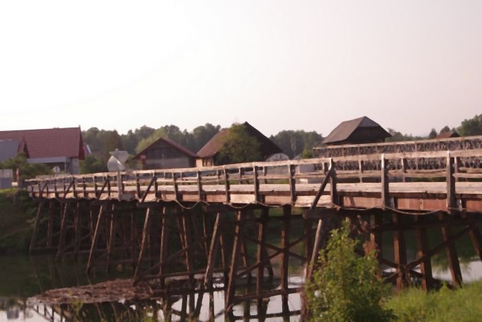 Leseni most čez Krko v Mršeči vasi, ki naj bi ga šentjernejska občina podrla in zgradila novega, betonskega.