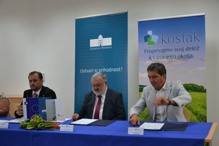 Pogodbo za gradbena dela so včeraj podpisali (na sliki z leve proti desni): Bojan Štumberger, Igor Tičar in Miljenko Muha. (Foto: R. Ž.)