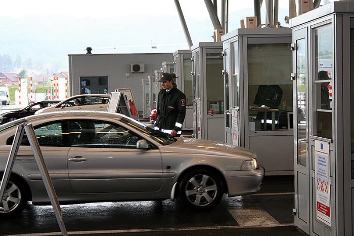 Brežiški policisti so ilegalce, ki so v Slovenijo prišli izven mejnega prehoda, izročili hrvaškim kolegom. (Foto: arhiv DL)
