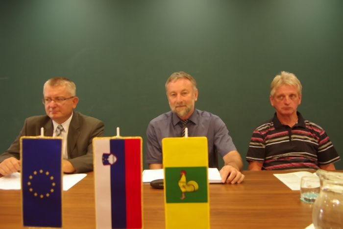 Na novinarski konferenci (od leve proti desni): Samo Hudoklin, Radko Luzar in Janez Selak.