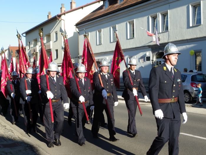 Gasilska zveza Trebnje je ob 60-letnici delovanja včeraj pripravila še osrednjo slovesnost s parado moštva in vozil. (Foto: J. S.)