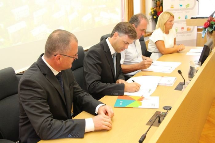 Danes so na novomeški občini podpisali še aneks k pogodbi z izvajalcem prve faze, podjetjem podjetjem Esotech iz Velenja in nadzornikom, podjetjem Projekt iz Nove Gorice. (Foto: M. Ž.)