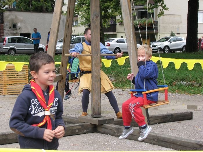 Otroci so uživali na srednjeveškem vrtiljaku. (Foto: M. L.-S.)