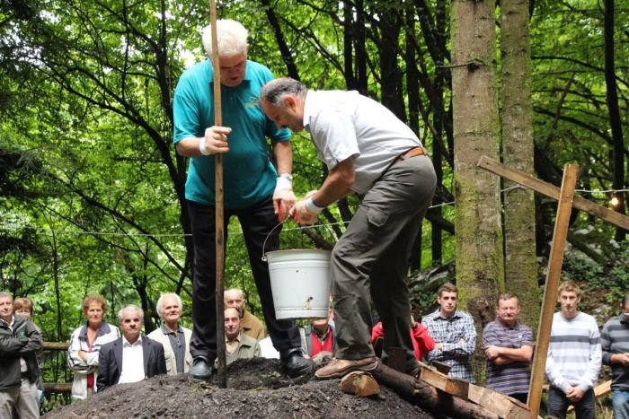 Ob jubileju GG Novo mesto so prižgali oglarsko kopo. Ta čast je kot prvemu pripadla direktorju podjetja Andreju Kastelicu. (Foto: M. Ž.)