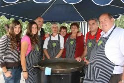 Mokronoška ekipa se redno udeležuje festivalov praženega krompirja, ta fotografija je nastala leta 2009 v Radečah. (Foto: P. P. arhiv DL).