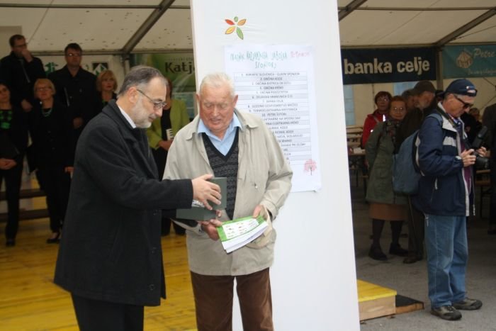 Franc Kostanjšek (desno) je dobil naslov carjevič leta 2015. Za dosežek mu je včeraj prvi čestital direktor Kozjanskega parka Teo Hrvoje Oršanič, ki mu je tudi izročil Listino. (Foto: M. L.)