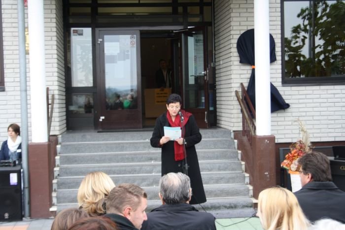 Prva je udeležence včerajšnje slovesnosti nagovorila ravnateljica OŠ Dobova Ivana Baškovič. (Foto: M. L.)