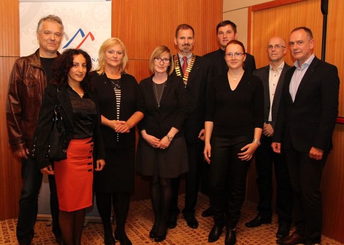 Primož Mihelič, predsednik Rotary kluba Dolenjske Toplice (peti z leve) s večjim delom članov kluba sinoči v hotelu Balnea. (Foto: M. Ž.)