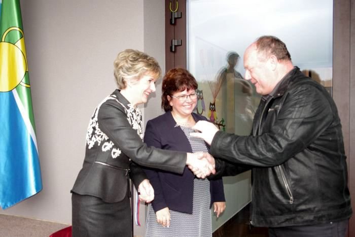 Direktor podjetja Malcom Marjan Skube predaja ključ novega vrtca ravnateljici šole Nevenki Lahne (na levi), v sredini županja Bernardka Krnc.