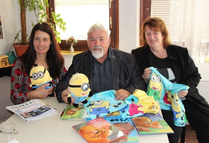 Z leve: Marjeta Ferkolj Smolič, predsednica DPM Mojca, Janez Pavlin in Irena Plavec z letošnjim darilom dedka Mraza. (Foto: M. Ž.)