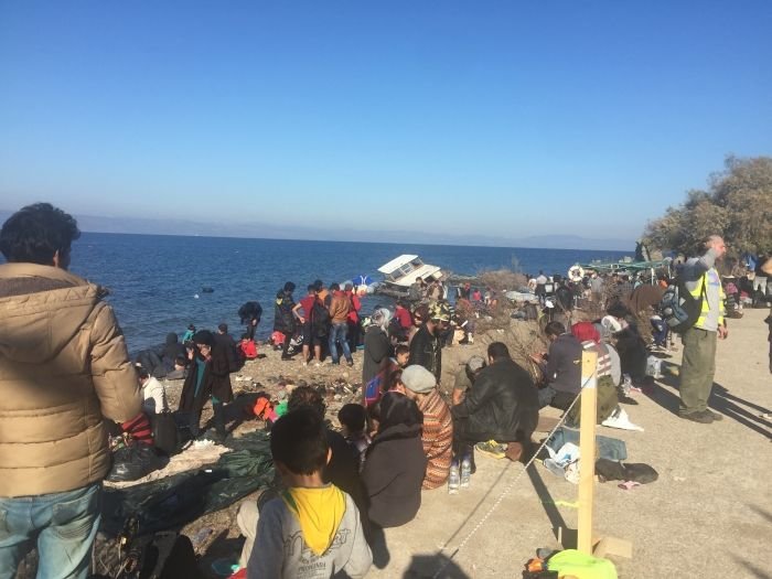 Begunci, ki so pristali na obali in čakajo na prevoz do kampa. (Foto: J. P. in D. Z.)