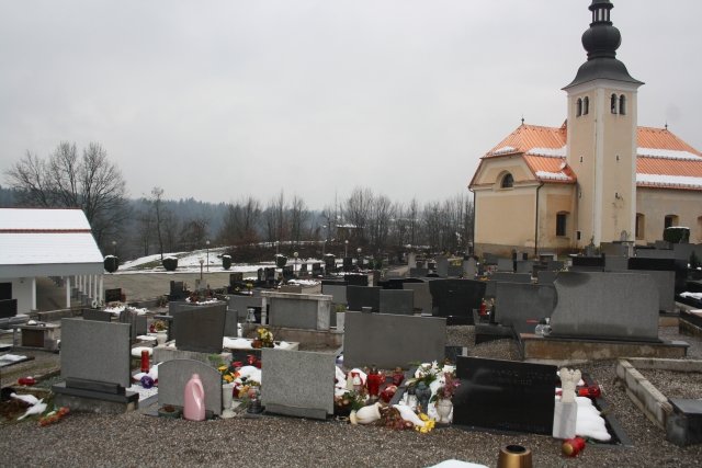 Lani so na pokopališču v Vojni vasi policisti analizirali vsebino dveh grobov. (Foto: J. A.)