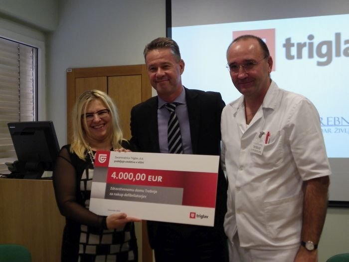 Zavarovalnica Triglav je trebanjskemu zdravstvenemu domu podarila štiri tisoč evrov za nakup treh avtomatskih defibrilatorjev. (Foto: J. S.)