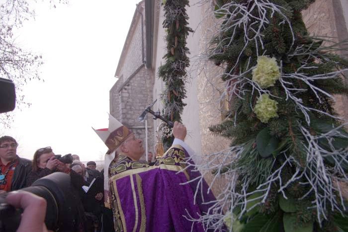 Novomeški škof msgr. Andrej Glavan je odprl in blagoslovi nova svetoletna vrata.