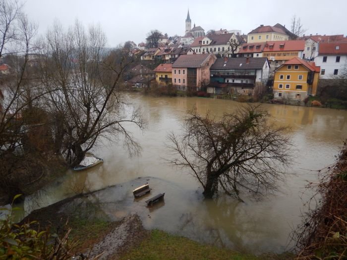 Reka Krka v zadnjih 24 urah ni več bistveno narasla. (Foto: I. Vidmar)