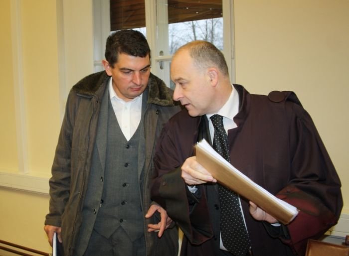 Boštjan Malerič (levi) v pogovoru z odvetnikom Igorjem Smolejem.  (Foto: J. A.)